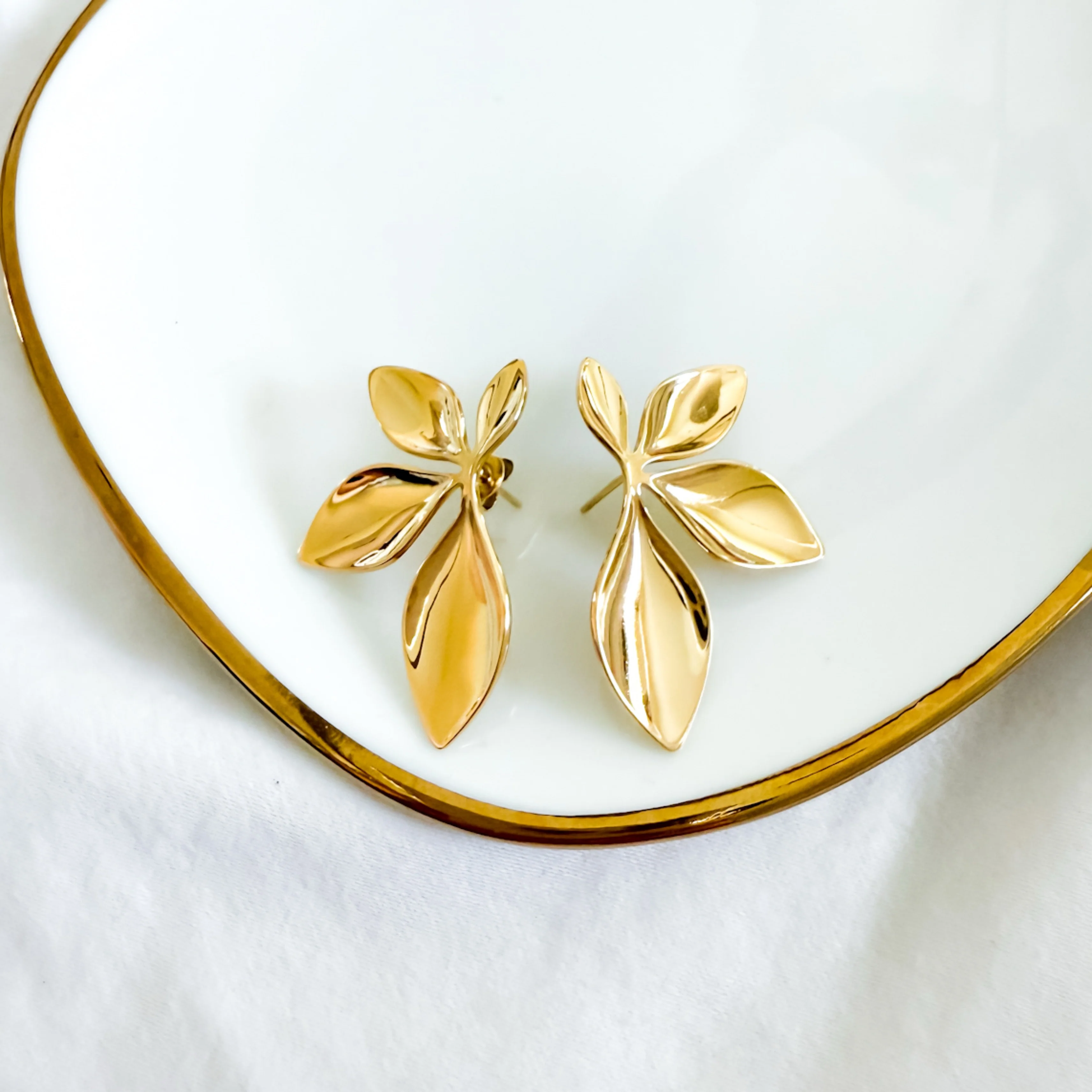 Petal d’Or Earrings - Image 10
