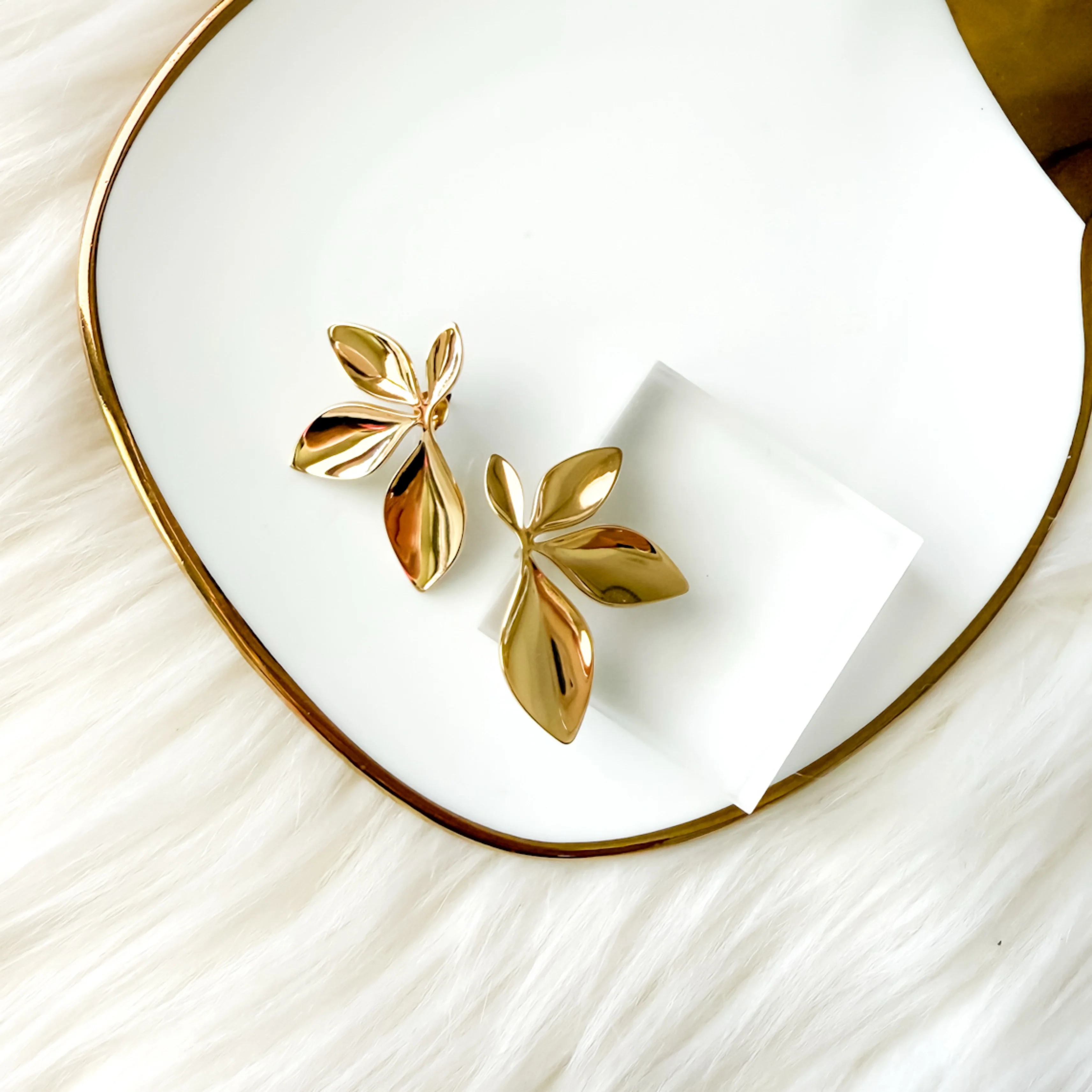 Petal d’Or Earrings - Image 9