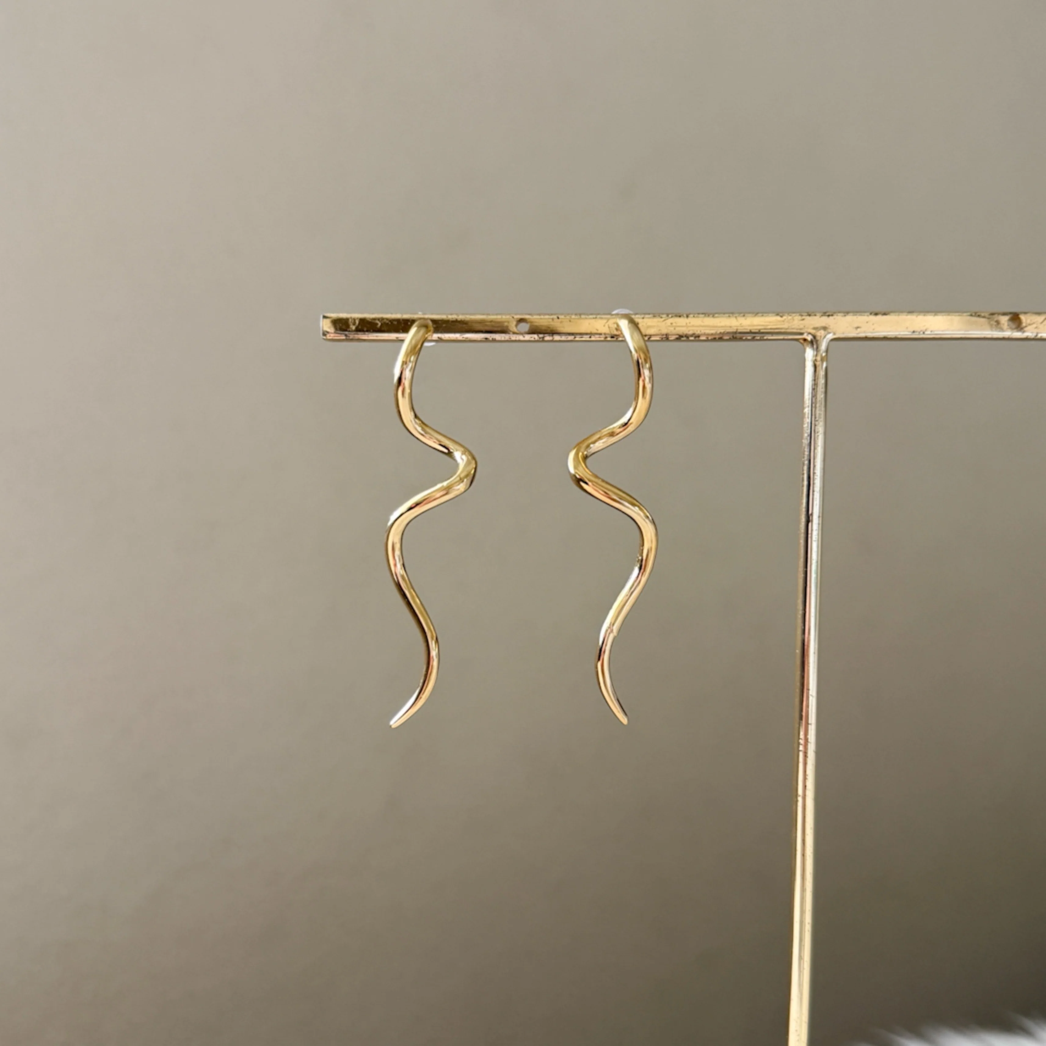 The Curve Drop Earrings - Image 18